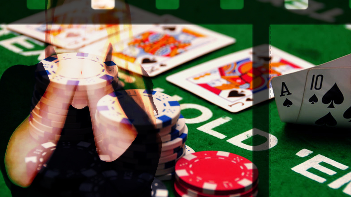 Wanita Menutupi Matanya Poker Dengan Latar Belakang Meja Poker