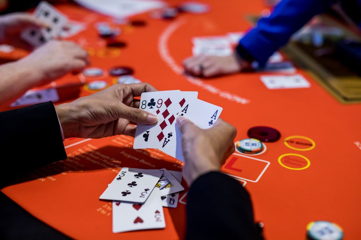 A Billionaire Poker Club Di Balik Pengembang Paling Berutang China