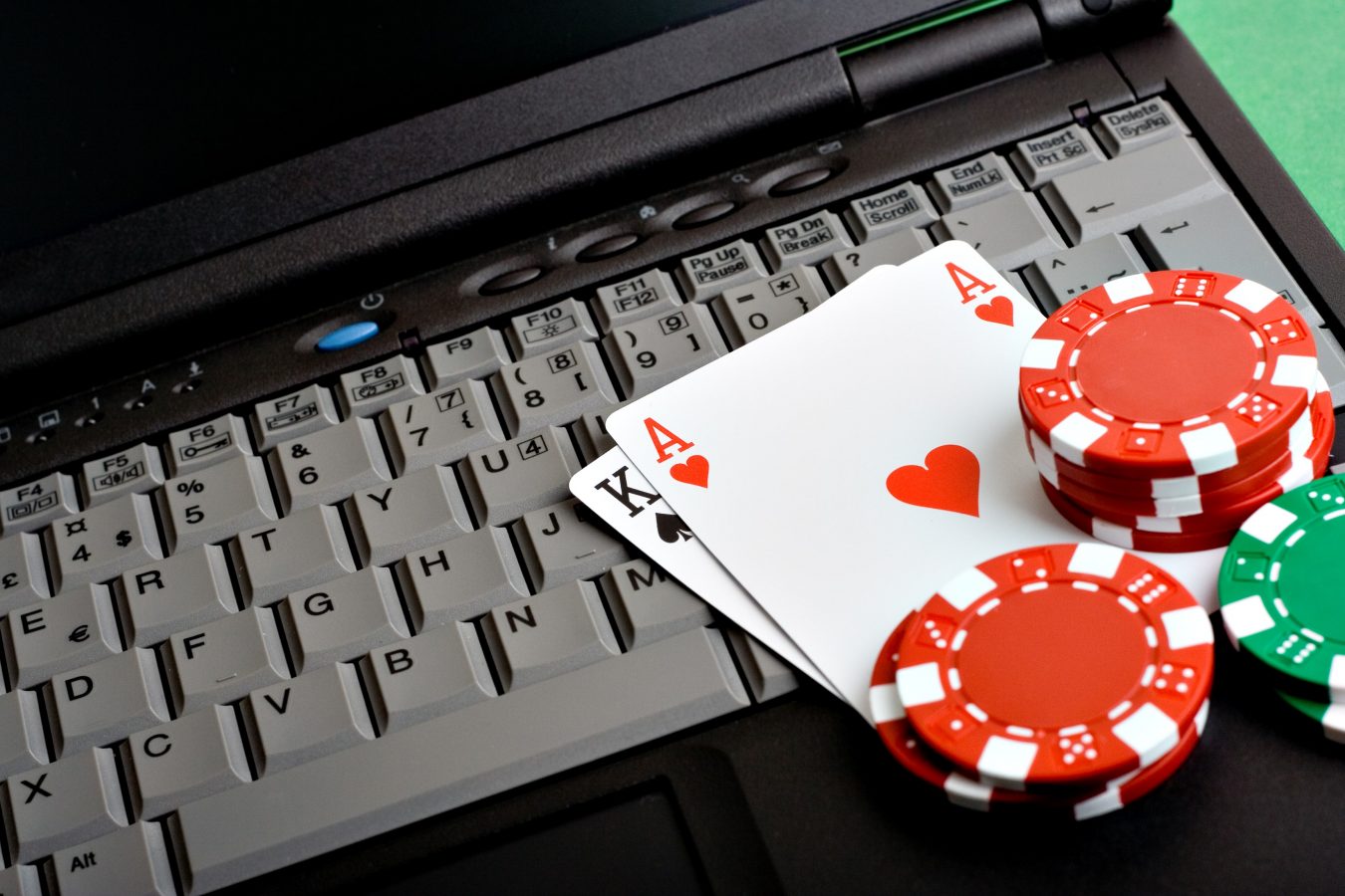Bagaimana menjadi baik, atau paling tidak kurang mengerikan, di Texas Hold ‘Em: Panduan pemula