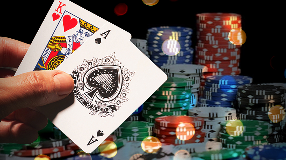 Closeup Blackjack Hand Dengan Latar Belakang Chip Poker