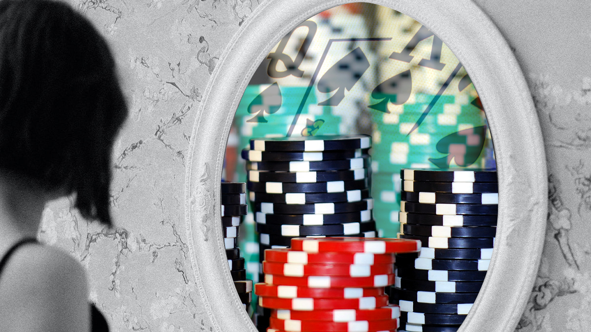 Wanita Mencari Ke Cermin Dengan Refleksi Bertema Poker