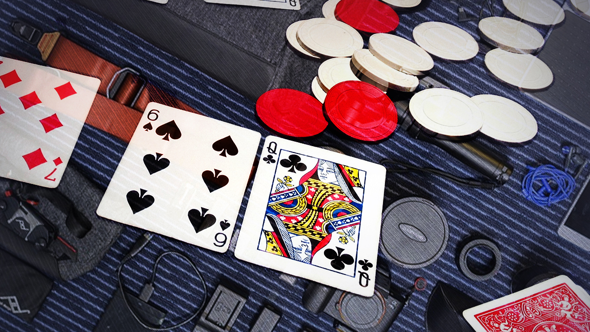 Kartu Poker dan Keripik Dengan Campuran Alat di Latar Belakang