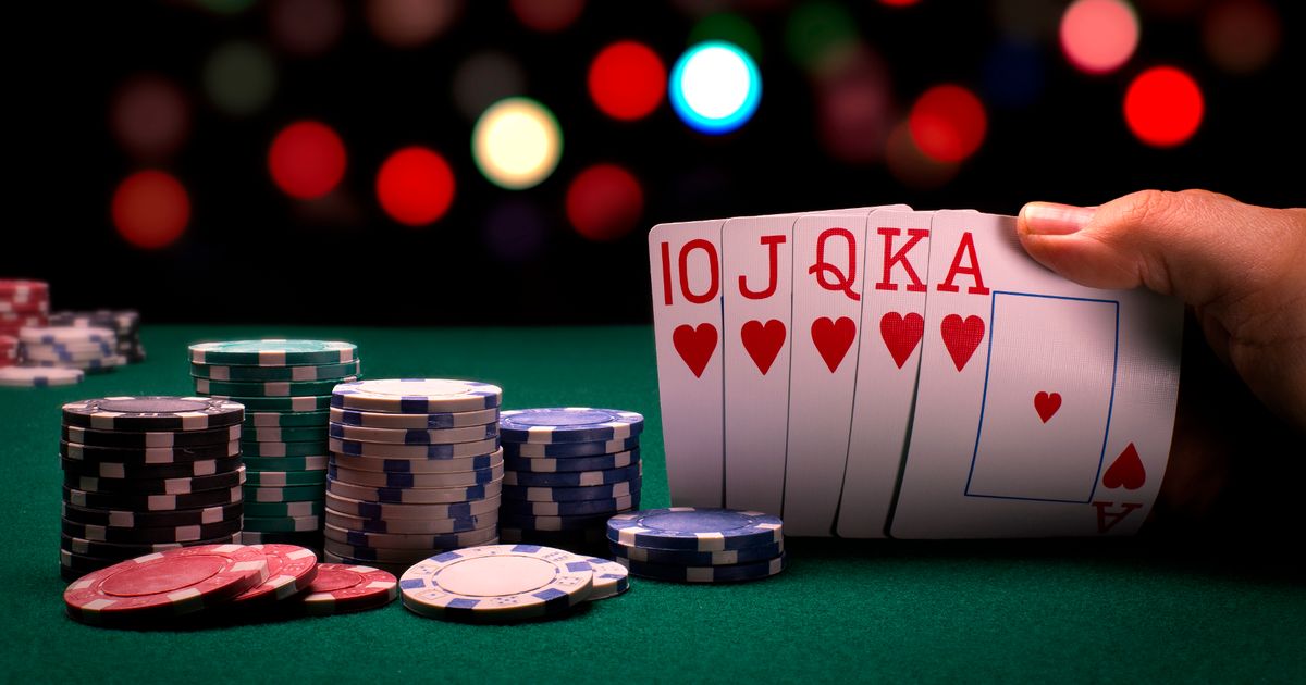 Tiga pria yang bertemu untuk bermain poker menghadapi tindakan penguncian polisi