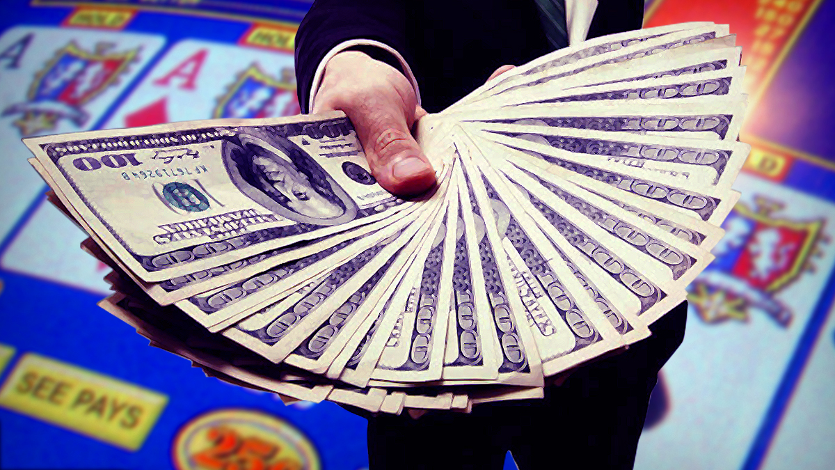 Man Menghadirkan Penggemar Uang Tunai Dengan Latar Belakang Layar Poker Video