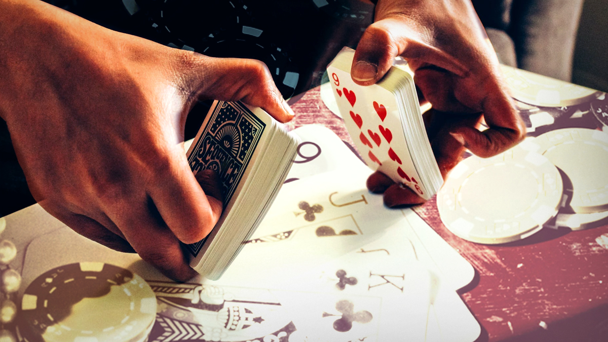 Closeup Kartu Hands Shuffling Dengan Tabel Desain Bertema Poker