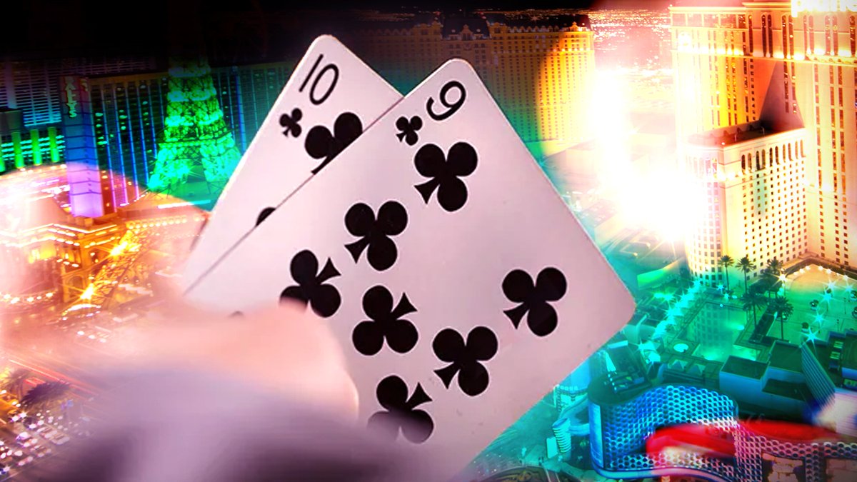 Dua Kartu Poker Tangan Dengan Latar Belakang Las Vegas Strip