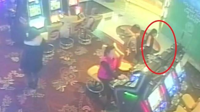 Gadis, 12 tahun, tertangkap kamera sedang bermain mesin poker