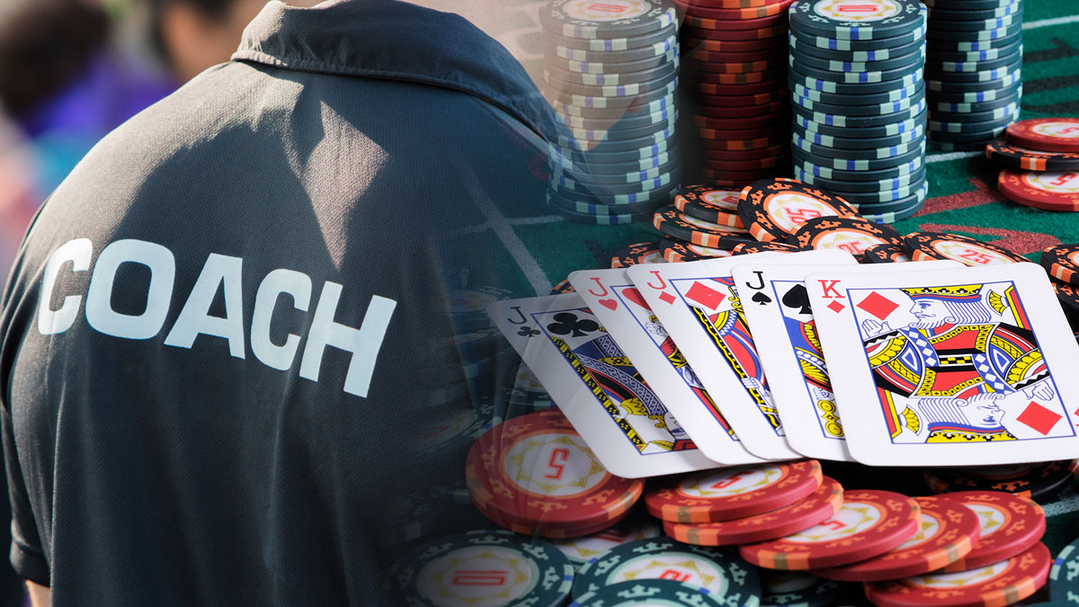 Pria Mengenakan Baju Pelatih Dengan Gambar Kartu Poker dan Keripik