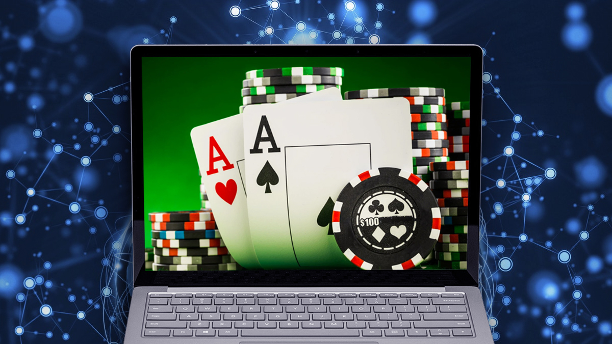 Laptop Dengan Grafis Poker dan Latar Belakang Teknologi