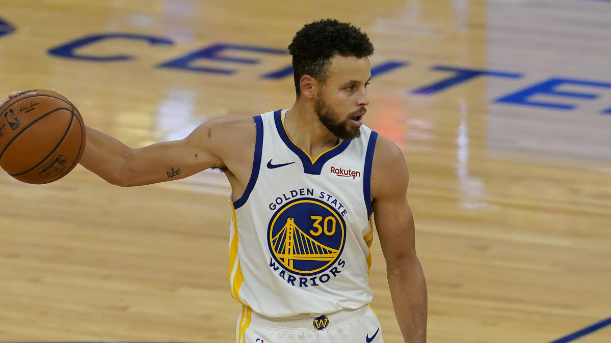 Golden State Warriors guard Stephen Curry (30) against the Toronto Raptors during an NBA basketball game in San Francisco, Sunday, Jan. 10, 2021. (AP Photo/Jeff Chiu)
