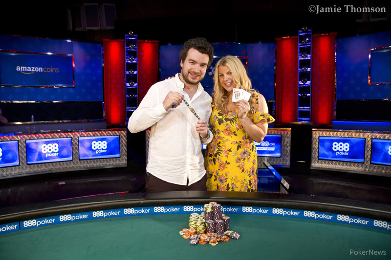 Pasangan Menikah Chris Moorman & Katie Lindsay Pergi Menuju Cincin Emas WSOP