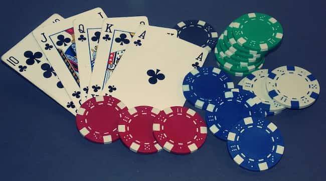 Mengapa Adegan Poker Casino Royale adalah yang Paling Dapat Diakses di Bioskop