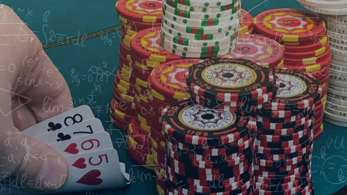 Batasi Meja Poker Omaha Dengan Chip Kasino dan Satu Tangan Yang Memegang 4 Kartu