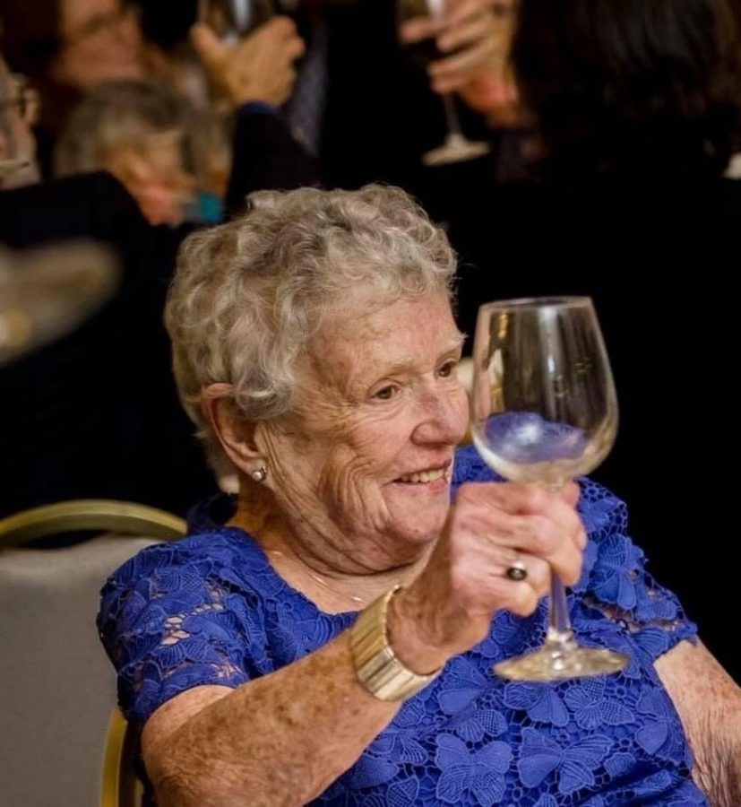 Louise Whitehead, 88, relawan berdedikasi yang suka membuat kue, bridge, dan poker