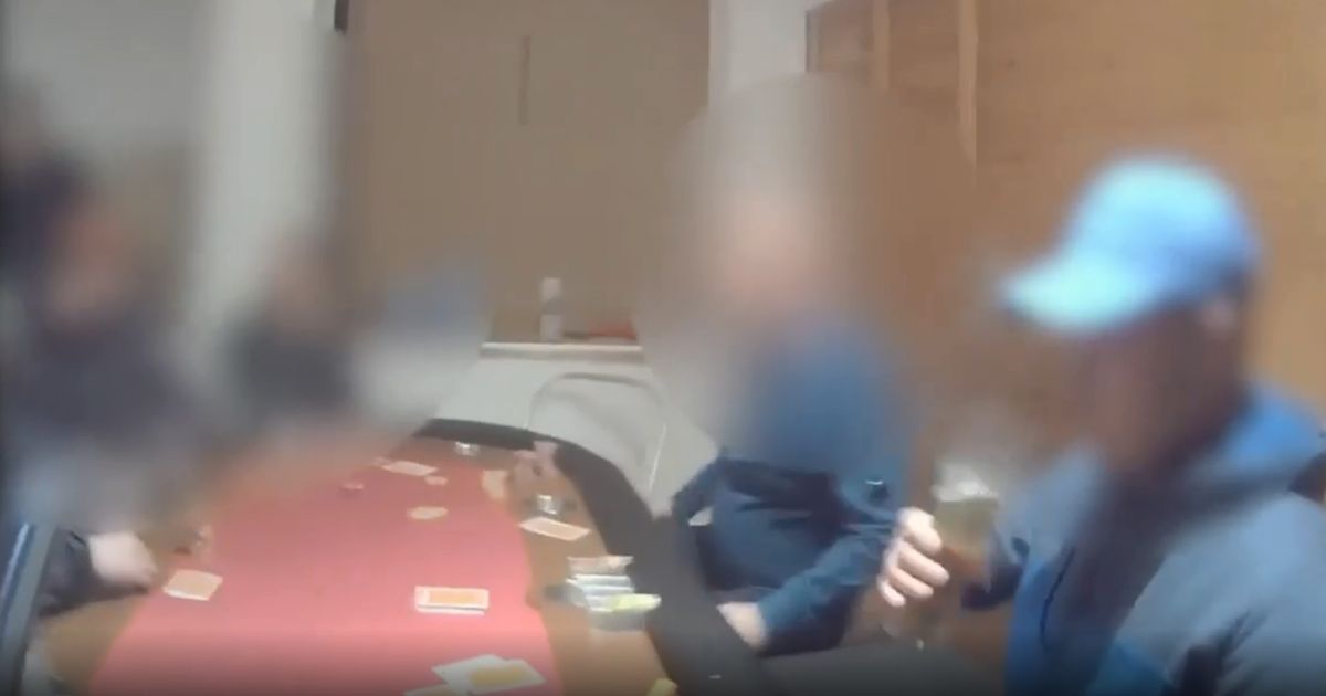 Rekaman bodycam polisi menunjukkan petugas menggerebek pesta poker ilegal