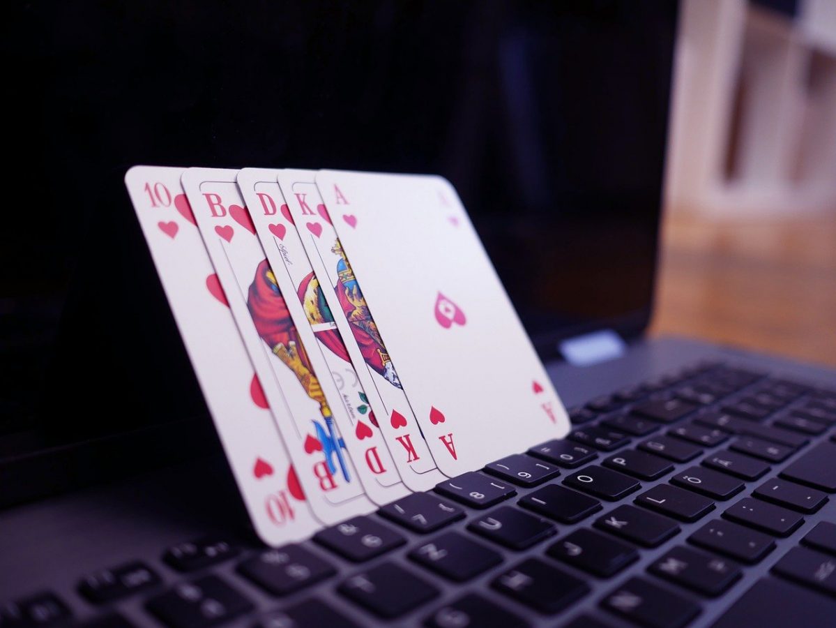 Mengapa Poker Online Lebih Nyaman untuk Orang-orang Dibanding Poker Asli?